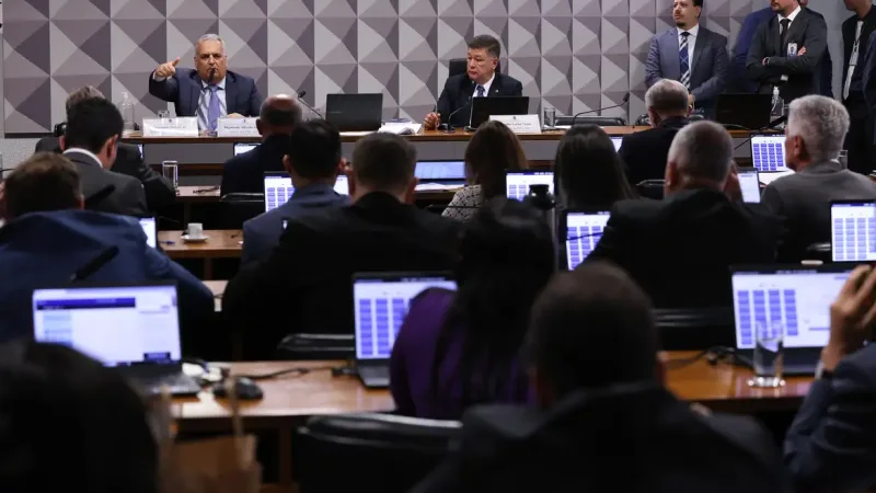 Maringá 98 FM — O ministro André Mendonça, do Supremo Tribunal Federal (STF), decidiu nessa segunda-feira (16) proibir a Comissão Parlamentar Mista de Inquérito (CPMI) do INSS de ter acesso a novos dados da quebra de sigilos dos sigilos bancário, fiscal e telemático do banqueiro Daniel Vorcaro, dono do Banco Master. Com a decisão, os dados, que estão em uma sala-cofre da CPMI, no Senado, deverão ser devolvidos para a Polícia Federal (PF). A medida foi tomada após o ministro determinar a abertura de inquérito para investigar o vazamento de conversas privada entre Vorcaro e sua ex-namorada. Na decisão, Mendonça disse que, a partir [&hellip;]