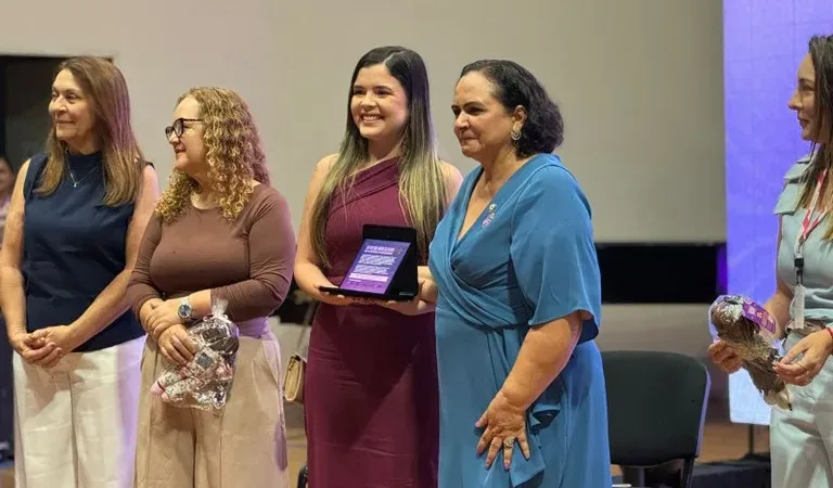 Maringá 98 FM — OGoverno da Paraíba realizou, nesta terça-feira (24), a cerimônia de premiação do Selo Social Prefeitura Parceira das Mulheres – Ano da Inclusão e da Acessibilidade. O evento aconteceu das 8h às 12h, na Sala de Concertos do Espaço Cultural, em João Pessoa, reunindo gestores municipais e representantes de instituições parceiras. Nesta quarta edição, 66 prefeituras foram certificadas, consolidando o crescimento da adesão dos municípios paraibanos a políticas públicas voltadas à promoção da igualdade de gênero, ao enfrentamento da violência contra as mulheres e à ampliação do acesso a direitos, com foco especial na inclusão e na acessibilidade. A iniciativa é [&hellip;]