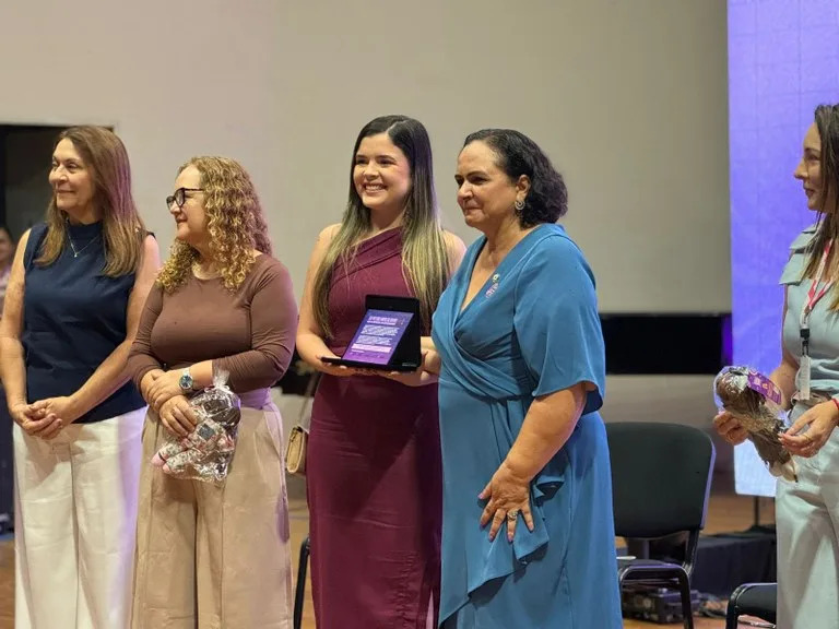 Maringá 98 FM — OGoverno da Paraíba realizou, nesta terça-feira (24), a cerimônia de premiação do Selo Social Prefeitura Parceira das Mulheres – Ano da Inclusão e da Acessibilidade. O evento aconteceu das 8h às 12h, na Sala de Concertos do Espaço Cultural, em João Pessoa, reunindo gestores municipais e representantes de instituições parceiras. Nesta quarta edição, 66 prefeituras foram certificadas, consolidando o crescimento da adesão dos municípios paraibanos a políticas públicas voltadas à promoção da igualdade de gênero, ao enfrentamento da violência contra as mulheres e à ampliação do acesso a direitos, com foco especial na inclusão e na acessibilidade. A iniciativa é […]
