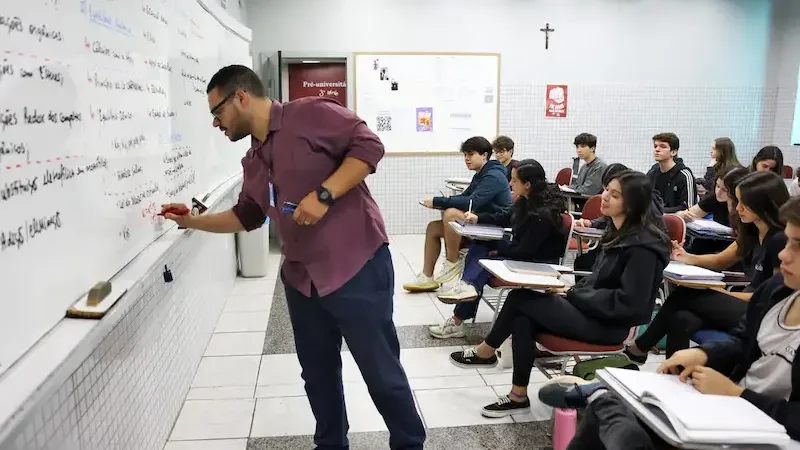 Maringá 98 FM — Estudantes do ensino médio da rede pública que participam do programa Pé-de-Meia começam a receber, nesta segunda-feira (23), a primeira parcela de 2026 referente à matrícula. Os pagamentos seguem até o dia 30 de março, de acordo com o mês de nascimento dos alunos. No mesmo período, o Ministério da Educação também inicia os depósitos para quem foi aprovado no ano letivo de 2025 e para os estudantes que participaram Exame Nacional do Ensino Médio (Enem). Segundo o MEC, os pagamentos ocorrerão conforme as secretarias estaduais de Educação repassam os dados dos alunos. Dados 2026 As informações atualizadas sobre o ano letivo de 2026 já estão [&hellip;]