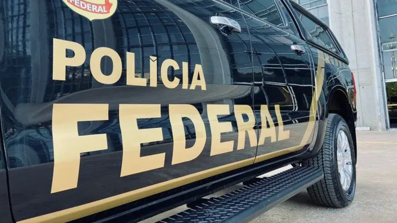 Maringá 98 FM — A Polícia Federal deflagrou na manhã desta segunda-feira (23) a Operação Maat. A ação visa desarticular uma organização criminosa de tráfico de drogas de lavagem de dinheiro. Estão sendo cumpridos 13 mandados de busca e apreensão domiciliar nos estados da Paraíba, Rio Grande do Norte e Pernambuco. A investigação, que é um desdobramento da Operação Sol Nascente, revelou o funcionamento de uma vasta rede interestadual de negociação, transporte e distribuição de entorpecentes, em especial cocaína e haxixe. O aprofundamento ocorreu após a prisão do líder da organização, ocasião em que a extração de dados de celulares, encontrados escondidos em um [&hellip;]