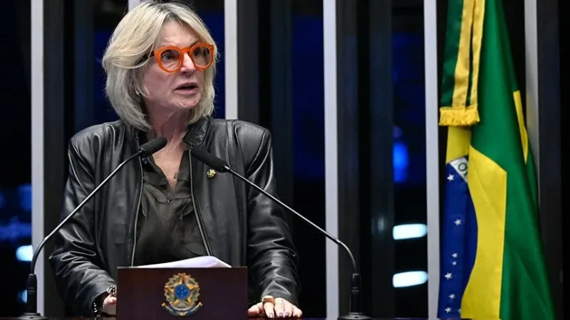 Maringá 98 FM — O Senado aprovou nessa quarta-feira (25) projeto que altera a legislação para criação do crime específico de vicaricídio, quando agressor assassina filhos, parentes ou pessoas próximas como forma de causar sofrimento a uma mulher. O crime será considerado hediondo e as penas serão de 20 a 40 anos de reclusão mais multa. O texto vai para sanção presidencial. A proposta já havia sido aprovada na Câmara dos Deputados na semana passada, e altera a Lei Maria da Penha, o Código Penal e a Lei dos Crimes Hediondos. “Nessa modalidade de violência, instrumentalizam-se terceiros, sobretudo filhos, ascendentes e pessoas sob cuidados como meio de punir, controlar, causar sofrimento [&hellip;]