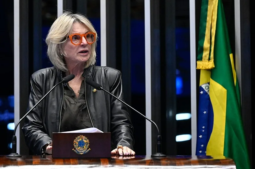 Maringá 98 FM — O Senado aprovou nessa quarta-feira (25) projeto que altera a legislação para criação do crime específico de vicaricídio, quando agressor assassina filhos, parentes ou pessoas próximas como forma de causar sofrimento a uma mulher. O crime será considerado hediondo e as penas serão de 20 a 40 anos de reclusão mais multa. O texto vai para sanção presidencial. A proposta já havia sido aprovada na Câmara dos Deputados na semana passada, e altera a Lei Maria da Penha, o Código Penal e a Lei dos Crimes Hediondos. “Nessa modalidade de violência, instrumentalizam-se terceiros, sobretudo filhos, ascendentes e pessoas sob cuidados como meio de punir, controlar, causar sofrimento […]