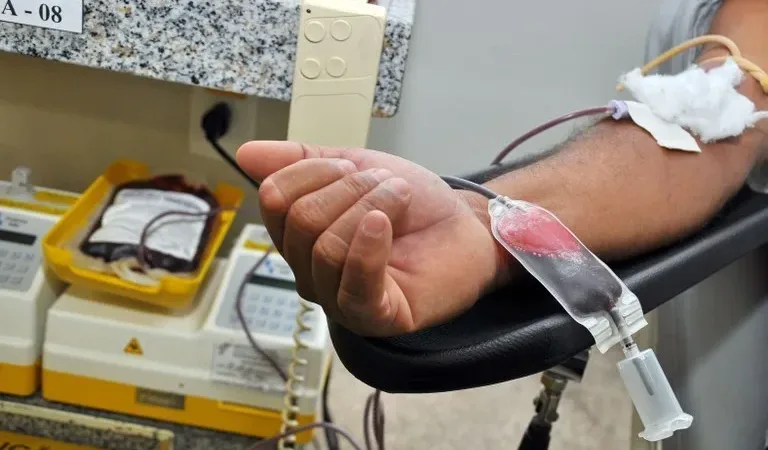 Maringá 98 FM — OGoverno da Paraíba, por meio da Secretaria de Estado da Saúde (SES), do Hemocentro da Paraíba e a Hemorrede Estadual, promove nesta terça-feira (17) o Dia D de Doação de Sangue. A ação ocorre simultaneamente em seis municípios do interior com o objetivo de restabelecer os estoques da rede, que operam em níveis críticos para quase todos os tipos de sangue. Para ampliar a doação de sangue, os hemonúcleos funcionarão com horário estendido, das 7h as 17h, nas cidades dePatos, Guarabira, Sousa, Cajazeiras, Itaporanga e Piancó. Já as unidades de João Pessoa (Hemocentro Coordenador) e Campina Grande (Hemocentro Regional) mantêm o [&hellip;]