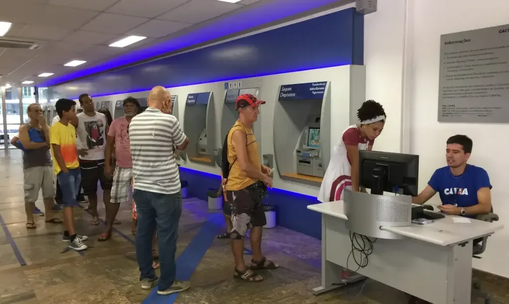 Maringá 98 FM — As agências bancárias de todo o país não abrirão para atendimento presencial ao público nesta Sexta-feira Santa (03). Devido ao feriado nacional, as compensações bancárias, incluindo a TED (Transferência Eletrônica Disponível), não serão efetivadas nessa data. Na quinta-feira, véspera do feriado, os bancos funcionarão normalmente.  Mesmo com o feriado, o PIX funcionará normalmente. Já os boletos de cobrança e contas de consumo (água, energia, telefone, entre outros) com vencimento nos dias em que não há compensação bancária poderão ser pagos, sem acréscimo, no próximo dia útil. Por outro lado, o pagamento de tributos e impostos que vencem nos dias em que não […]