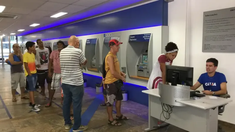 Maringá 98 FM — As agências bancárias de todo o país não abrirão para atendimento presencial ao público nesta Sexta-feira Santa (03). Devido ao feriado nacional, as compensações bancárias, incluindo a TED (Transferência Eletrônica Disponível), não serão efetivadas nessa data. Na quinta-feira, véspera do feriado, os bancos funcionarão normalmente.  Mesmo com o feriado, o PIX funcionará normalmente. Já os boletos de cobrança e contas de consumo (água, energia, telefone, entre outros) com vencimento nos dias em que não há compensação bancária poderão ser pagos, sem acréscimo, no próximo dia útil. Por outro lado, o pagamento de tributos e impostos que vencem nos dias em que não [&hellip;]