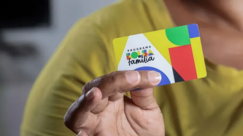 Maringá 98 FM — A Caixa Econômica Federal começa a pagar a parcela de março do Bolsa Família. Recebem nesta quarta-feira (18) os beneficiários com Número de Inscrição Social (NIS) de final 1. Ao todo cerca de 18,7 milhões de famílias receberão o benefício neste mês. Os beneficiários de nove estados receberão o crédito nesta quinta, independentemente do número final do NIS. O pagamento unificado beneficia localidades em situação de emergência ou em estado de calamidade pública nos seguintes estados: Amazonas, Bahia, Minas Gerais, Piauí, Paraná, Rio de Janeiro, Rio Grande do Norte, Roraima e Sergipe. O valor mínimo corresponde a R$ 600. Além do benefício [&hellip;]