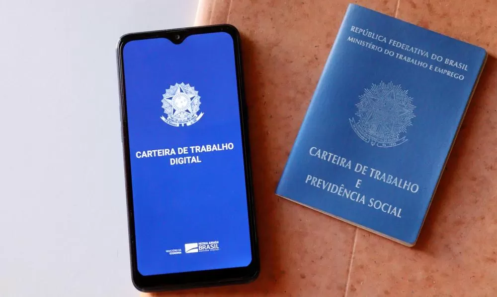 Maringá 98 FM — O Sistema Nacional de Emprego da Paraíba (Sine-PB) oferta, a partir desta segunda-feira (16), 576 vagas de emprego distribuídas em 11 municípios paraibanos. As oportunidades contemplam diferentes áreas de atuação e níveis de escolaridade e estão localizadas nas cidades de João Pessoa, Campina Grande, Patos, Santa Rita, São Bento, Princesa Isabel, Conde, Guarabira, Sapé, Pombal e Cabedelo. Em João Pessoa, o Sine-PB disponibiliza 182 postos de trabalho, com destaque para as funções de auxiliar de logística (51), operador de telemarketing bilíngue (20), repositor de mercadoria e atendente de lojas (10 vagas cada cargo), armador de ferragens na construção civil (9), […]
