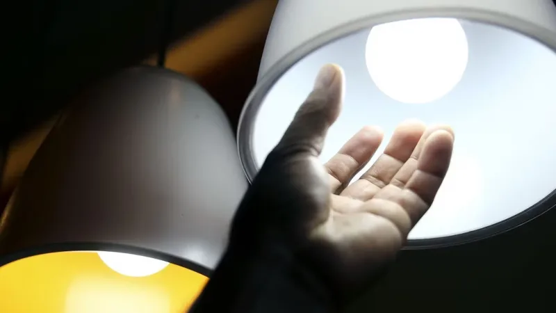 Maringá 98 FM — Os primeiros reajustes na conta de luz aprovados pela Aneel (Agência Nacional de Energia Elétrica) em 2026 indicam que o ano vai ser pesado para o consumidor. Em Roraima, a alta média foi de 23,2%. No Rio de Janeiro, de 14,2% para clientes da Enel, e de 6,9% para clientes da Light. Os aumentos foram justificados, principalmente, pela alta no custo dos subsídios cobrados na conta de luz. Nesta terça-feira (17), a Aneel projetou que, em média, a conta de luz do brasileiro vai subir 8% em 2026, mais do que o dobro da inflação. Cerca de metade do índice [&hellip;]