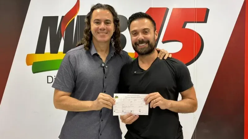 Maringá 98 FM — O deputado estadual Caio Roberto oficializou, na manhã dessa segunda-feira (30), sua filiação ao MDB. Até então no PL, o parlamentar passa a integrar a legenda comandada na Paraíba pelo senador Veneziano, que deve disputar a reeleição. Durante o ato de filiação, Caio anunciou apoio às pré-candidaturas de Veneziano ao Senado e do prefeito de João Pessoa, Cícero Lucena, ao Governo do Estado. A movimentação ocorre em meio à janela partidária e reflete uma estratégia mais ampla de reorganização das bases aliadas de oposição. Além de Caio Roberto, também devem integrar o MDB os deputados Felipe Leitão, que deixou o [&hellip;]