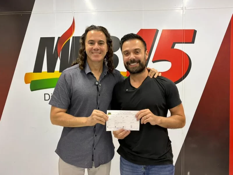 Maringá 98 FM — O deputado estadual Caio Roberto oficializou, na manhã dessa segunda-feira (30), sua filiação ao MDB. Até então no PL, o parlamentar passa a integrar a legenda comandada na Paraíba pelo senador Veneziano, que deve disputar a reeleição. Durante o ato de filiação, Caio anunciou apoio às pré-candidaturas de Veneziano ao Senado e do prefeito de João Pessoa, Cícero Lucena, ao Governo do Estado. A movimentação ocorre em meio à janela partidária e reflete uma estratégia mais ampla de reorganização das bases aliadas de oposição. Além de Caio Roberto, também devem integrar o MDB os deputados Felipe Leitão, que deixou o […]