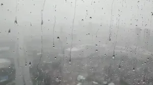 Maringá 98 FM — O Instituto Nacional de Meteorologia (Inmet) emitiu um alerta de chuvas e ventos fortes para João Pessoa e mais 197 cidades paraibanas. O aviso é válido até a noite desta terça-feira (17). Segundo o Inmet, podem ocorrer chuvas entre de até 50 milímetros por dia, com baixo risco de alagamentos e pequenos deslizamentos em áreas de risco. Além disso, ventos de até 60 quilômetros por hora podem ser registrados nas cidades sob aviso. As orientações são para evitar enfrentar o mau tempo, observar alteração em encostas, evitar usar aparelhos eletrônicos ligados à tomada e, em caso de urgência, ligar para […]