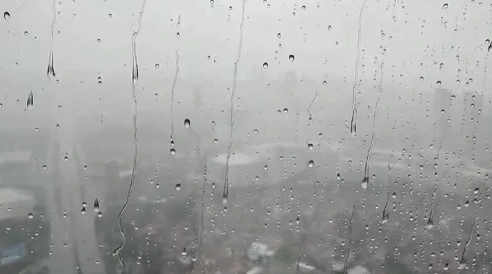Maringá 98 FM — O Instituto Nacional de Meteorologia (Inmet) emitiu um alerta de chuvas e ventos fortes para João Pessoa e mais 197 cidades paraibanas. O aviso é válido até a noite desta terça-feira (17). Segundo o Inmet, podem ocorrer chuvas entre de até 50 milímetros por dia, com baixo risco de alagamentos e pequenos deslizamentos em áreas de risco. Além disso, ventos de até 60 quilômetros por hora podem ser registrados nas cidades sob aviso. As orientações são para evitar enfrentar o mau tempo, observar alteração em encostas, evitar usar aparelhos eletrônicos ligados à tomada e, em caso de urgência, ligar para [&hellip;]