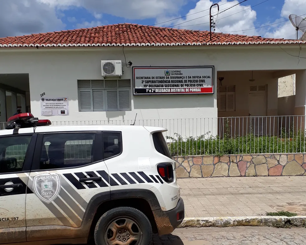 Maringá 98 FM — Um homem foi preso nesta quinta-feira (26), no Sertão da Paraíba, suspeito de omitir socorro a um idoso de 66 anos em Pombal, deixar o corpo da vítima por mais de 48 horas na residência e, nesse período, tentar cobrar aluguéis em nome do falecido. A companheira do suspeito também foi presa.