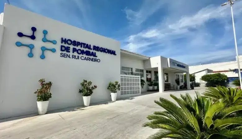 Maringá 98 FM — Uma pessoa morreu na manhã desta terça-feira (17), após apresentar sintomas de intoxicação alimentar no município de Pombal, no Sertão da Paraíba. A cidade vive desde de domingo um surto de intoxicação onde mais de 90 foram atendidas nas unidades de saúde após o consumo de alimentos em uma pizzaria que foi interditada pelas autoridades sanitárias. De acordo com a Prefeitura de Pombal, as vítimas apresentaram sintomas como náuseas, vômitos, dores abdominais, diarreia e mal-estar geral, e procuraram atendimento na Unidade de Pronto Atendimento (UPA) e no Hospital Regional do município. Inicialmente, haviam sido contabilizados 84 atendimentos, mas o número subiu após novos pacientes darem entrada na UPA, ultrapassando 90 [&hellip;]