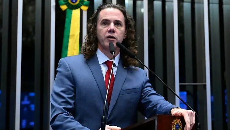 Maringá 98 FM — O Senador Veneziano Vital do Rêgo (MDB-PB), Líder da Maioria no Senado Federal, foi à tribuna do Senado nesta terça-feira (17) para expor as razões pelas quais assinou o Requerimento de criação de uma Comissão Parlamentar de Inquérito – CPI para investigar denúncias envolvendo o Banco Master. Ele afirmou que os fatos precisam ser esclarecidos e que é necessário identificar eventuais responsáveis; e defendeu uma investigação “séria, transparente e rigorosa”. “Eu espero, sinceramente, em nome de homens e de mulheres de bem, que assumem as suas responsabilidades à frente de mandato, que a gente possa averiguar, investigar e colaborar com [&hellip;]