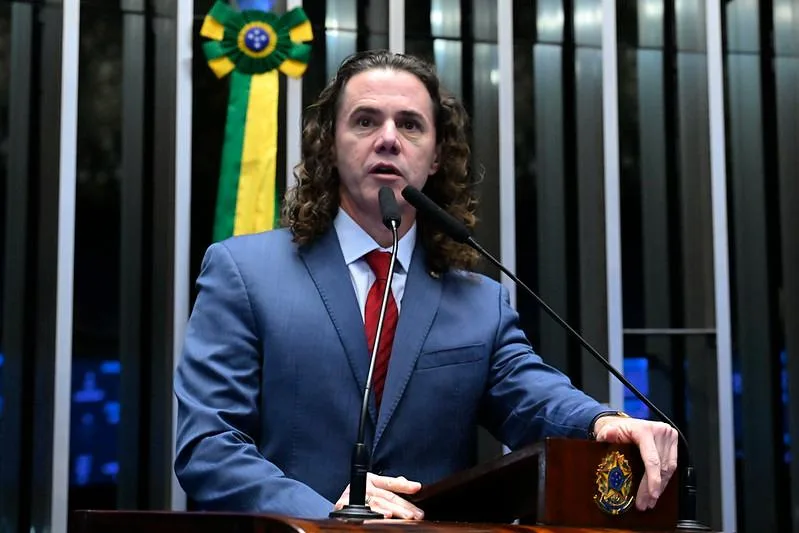 Maringá 98 FM — O Senador Veneziano Vital do Rêgo (MDB-PB), Líder da Maioria no Senado Federal, foi à tribuna do Senado nesta terça-feira (17) para expor as razões pelas quais assinou o Requerimento de criação de uma Comissão Parlamentar de Inquérito – CPI para investigar denúncias envolvendo o Banco Master. Ele afirmou que os fatos precisam ser esclarecidos e que é necessário identificar eventuais responsáveis; e defendeu uma investigação “séria, transparente e rigorosa”. “Eu espero, sinceramente, em nome de homens e de mulheres de bem, que assumem as suas responsabilidades à frente de mandato, que a gente possa averiguar, investigar e colaborar com […]