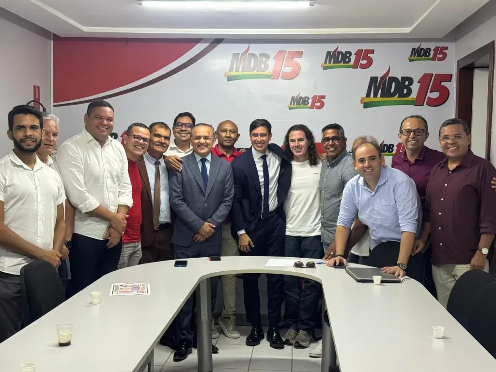 Maringá 98 FM — O Senador Veneziano Vital do Rêgo (MDB-PB) esteve reunido na manhã e tarde desta quinta-feira (19) com um grupo de vereadores e suplentes de João Pessoa. O encontro foi na sede do MDB estadual, em João Pessoa, e foi marcado por momentos em que os parlamentares elencaram as ações do mandato de Veneziano em favor de João Pessoa, e por declarações de apoio à sua reeleição ao Senado e reafirmação de compromissos dos parlamentares com Veneziano; e de Veneziano com projetos de desenvolvimento para a capital paraibana. Participaram do encontro os vereadores Rômulo Dantas, João Corujinha, Ícaro Chaves e Marcos […]