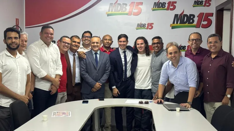 Maringá 98 FM — O Senador Veneziano Vital do Rêgo (MDB-PB) esteve reunido na manhã e tarde desta quinta-feira (19) com um grupo de vereadores e suplentes de João Pessoa. O encontro foi na sede do MDB estadual, em João Pessoa, e foi marcado por momentos em que os parlamentares elencaram as ações do mandato de Veneziano em favor de João Pessoa, e por declarações de apoio à sua reeleição ao Senado e reafirmação de compromissos dos parlamentares com Veneziano; e de Veneziano com projetos de desenvolvimento para a capital paraibana. Participaram do encontro os vereadores Rômulo Dantas, João Corujinha, Ícaro Chaves e Marcos [&hellip;]