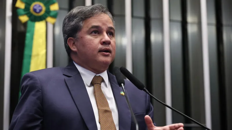 Maringá 98 FM — Remédios mais baratos: projeto de Efraim vira lei e permite farmácia em supermercados Foi sancionada e publicada no Diário Oficial da União dessa segunda-feira (23) a Lei nº 15.357/2026, uma conquista liderada pelo senador Efraim Filho, autor da lei, que representa um passo decisivo para democratizar o acesso da população aos medicamentos no país. A nova legislação altera a Lei nº 5.991/1973 para autorizar a instalação de farmácias e drogarias dentro de supermercados. “Nosso projeto, desde sua concepção, teve um objetivo muito claro: facilitar a vida do cidadão e reduzir o custo dos remédios no Brasil”, destacou o senador paraibano. [&hellip;]