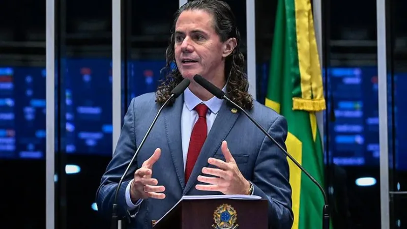 Maringá 98 FM — Em pronunciamento nesta terça-feira (24) no Plenário do Senado Federal, o Senador Veneziano Vital do Rêgo (MDB-PB) destacou os 60 anos de fundação do Movimento Democrático Brasileiro (MDB) e ressaltou a atuação do partido em diferentes níveis de representação política, desde câmaras municipais até o Congresso Nacional. Veneziano relembrou o papel do MDB durante o regime militar, com integrantes comprometidos com a defesa da democracia e a resistência em meio ao cenário de repressão. “A marca maior do MDB é a de um partido que, naquela década de 60, dificílima década de 60, na qual se instalara um processo duríssimo, [&hellip;]