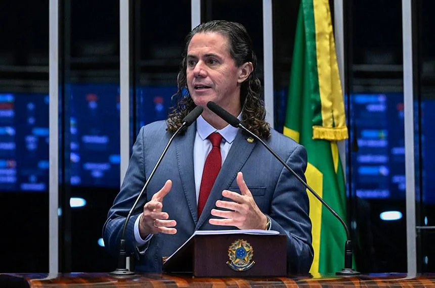 Maringá 98 FM — Em pronunciamento nesta terça-feira (24) no Plenário do Senado Federal, o Senador Veneziano Vital do Rêgo (MDB-PB) destacou os 60 anos de fundação do Movimento Democrático Brasileiro (MDB) e ressaltou a atuação do partido em diferentes níveis de representação política, desde câmaras municipais até o Congresso Nacional. Veneziano relembrou o papel do MDB durante o regime militar, com integrantes comprometidos com a defesa da democracia e a resistência em meio ao cenário de repressão. “A marca maior do MDB é a de um partido que, naquela década de 60, dificílima década de 60, na qual se instalara um processo duríssimo, […]