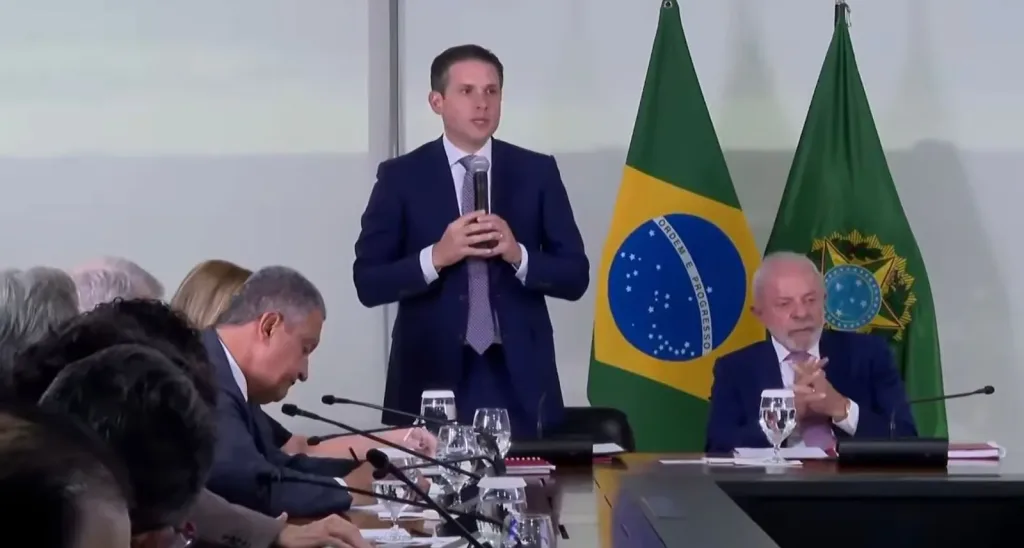 Maringá 98 FM — *Lula sanciona PL Antifacção e agradece empenho de Hugo Motta: “Meu querido, parabéns pela aprovação da Lei” O presidente Luiz Inácio Lula da Silva (PT) sancionou nesta terça-feira (24) o PL (Projeto de Lei) Antifacção, ao lado do presidente da Câmara dos Deputados, deputado Hugo Motta (Republicanos), ministros e líderes partidários no Palácio do Planalto, em Brasília. Na oportunidade, Lula, a ministra Gleisi Hoffmann do Ministro de Secretaria de Relações Institucionais do Brasil e Wellington César do Ministério da Justiça e Segurança Pública agradeceram o empenho de Hugo Motta. Ao lado do presidente da Câmara dos Deputados, Lula agradeceu o […]