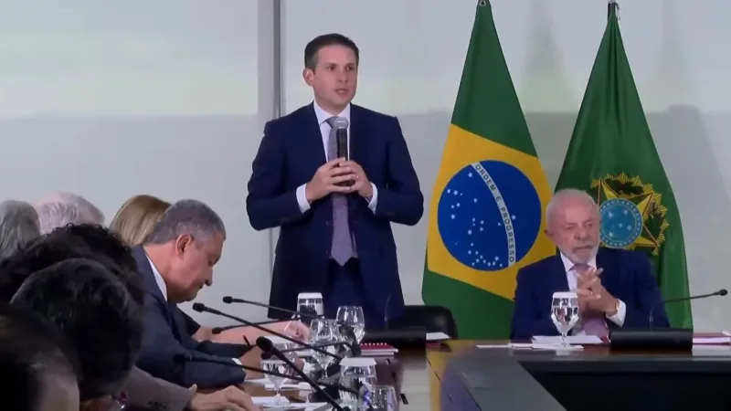 Maringá 98 FM — *Lula sanciona PL Antifacção e agradece empenho de Hugo Motta: “Meu querido, parabéns pela aprovação da Lei” O presidente Luiz Inácio Lula da Silva (PT) sancionou nesta terça-feira (24) o PL (Projeto de Lei) Antifacção, ao lado do presidente da Câmara dos Deputados, deputado Hugo Motta (Republicanos), ministros e líderes partidários no Palácio do Planalto, em Brasília. Na oportunidade, Lula, a ministra Gleisi Hoffmann do Ministro de Secretaria de Relações Institucionais do Brasil e Wellington César do Ministério da Justiça e Segurança Pública agradeceram o empenho de Hugo Motta. Ao lado do presidente da Câmara dos Deputados, Lula agradeceu o [&hellip;]