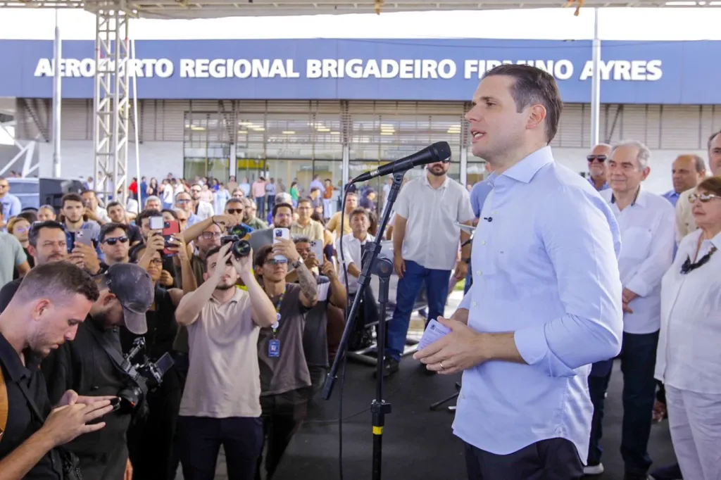 Maringá 98 FM — *Patos vive dia histórico: Hugo Motta celebra pacote de inaugurações com aeroporto, teatro e avanços em segurança e habitação* Nesta quinta-feira (26), a cidade de Patos foi marcada por inaugurações que simbolizam avanços estruturais e culturais para o município e toda a região do Sertão paraibano. A primeira entrega aos patoenses, o Aeroporto de Patos, foi destacada pelo presidente da Câmara dos Deputados, Hugo Motta (Republicanos-PB), como a consolidação de uma luta antiga de seu mandato. Durante a solenidade, Hugo Motta afirmou que o equipamento representa a realização de um sonho construído ao longo de anos de articulação política e […]