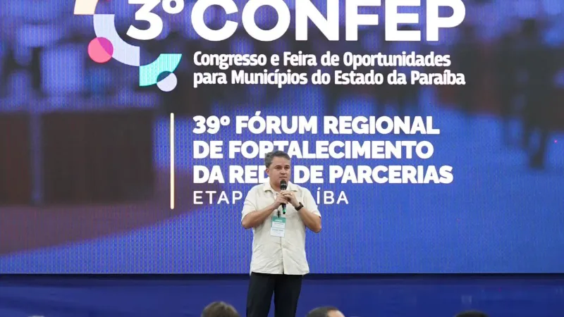 Maringá 98 FM — Durante o 3º CONFEP (Congresso e Feira de Oportunidades para Municípios da Paraíba), realizado em Campina Grande, o senador Efraim Filho, conhecido por sua atuação “pé na estrada” e pelo perfil municipalista, reforçou a importância da parceria direta com os municípios e o envio de recursos para áreas essenciais como saúde, educação e infraestrutura. “Quem conhece a realidade dos municípios sabe que é lá que a vida acontece. Minha atuação sempre foi de andar a Paraíba inteira, ouvir os prefeitos e o povo, garantindo recursos para custeio da saúde, melhoria da educação e investimentos que gerem oportunidades. Na minha trajetória, [&hellip;]
