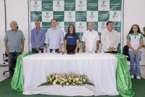 Maringá 98 FM — *Com articulação de Hugo Motta, Patos ganha ginásio do IFPB com investimento superior a R$ 2,2 milhões* A cidade de Patos vive mais um avanço importante em sua estrutura educacional e esportiva com a inauguração do Ginásio Poliesportivo Antônio de Oliveira Silva, no Campus Patos do Instituto Federal da Paraíba (IFPB). A obra, que representa um investimento de R$ 2.210.410,16, foi viabilizada com forte atuação do deputado federal Hugo Motta, responsável pela destinação de recursos em diferentes etapas do projeto. Com dimensões oficiais para a prática esportiva, o novo equipamento fortalece a infraestrutura do campus e amplia as possibilidades de […]