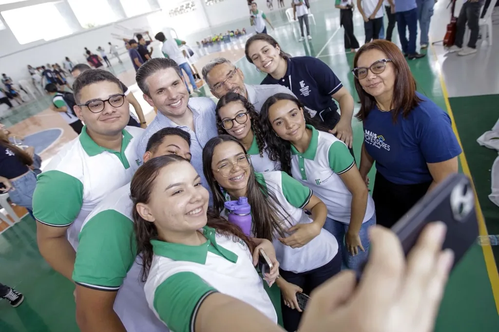 Maringá 98 FM — *Com articulação de Hugo Motta, Patos ganha ginásio do IFPB com investimento superior a R$ 2,2 milhões* A cidade de Patos vive mais um avanço importante em sua estrutura educacional e esportiva com a inauguração do Ginásio Poliesportivo Antônio de Oliveira Silva, no Campus Patos do Instituto Federal da Paraíba (IFPB). A obra, que representa um investimento de R$ 2.210.410,16, foi viabilizada com forte atuação do deputado federal Hugo Motta, responsável pela destinação de recursos em diferentes etapas do projeto. Com dimensões oficiais para a prática esportiva, o novo equipamento fortalece a infraestrutura do campus e amplia as possibilidades de […]