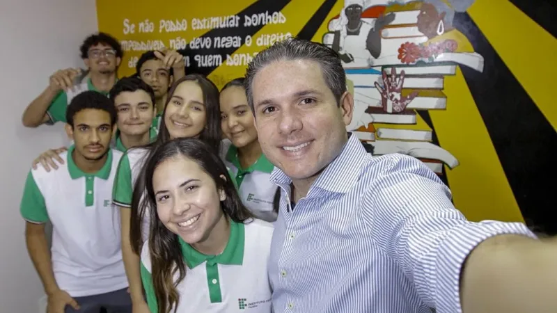 Maringá 98 FM — *Com articulação de Hugo Motta, Patos ganha ginásio do IFPB com investimento superior a R$ 2,2 milhões* A cidade de Patos vive mais um avanço importante em sua estrutura educacional e esportiva com a inauguração do Ginásio Poliesportivo Antônio de Oliveira Silva, no Campus Patos do Instituto Federal da Paraíba (IFPB). A obra, que representa um investimento de R$ 2.210.410,16, foi viabilizada com forte atuação do deputado federal Hugo Motta, responsável pela destinação de recursos em diferentes etapas do projeto. Com dimensões oficiais para a prática esportiva, o novo equipamento fortalece a infraestrutura do campus e amplia as possibilidades de [&hellip;]