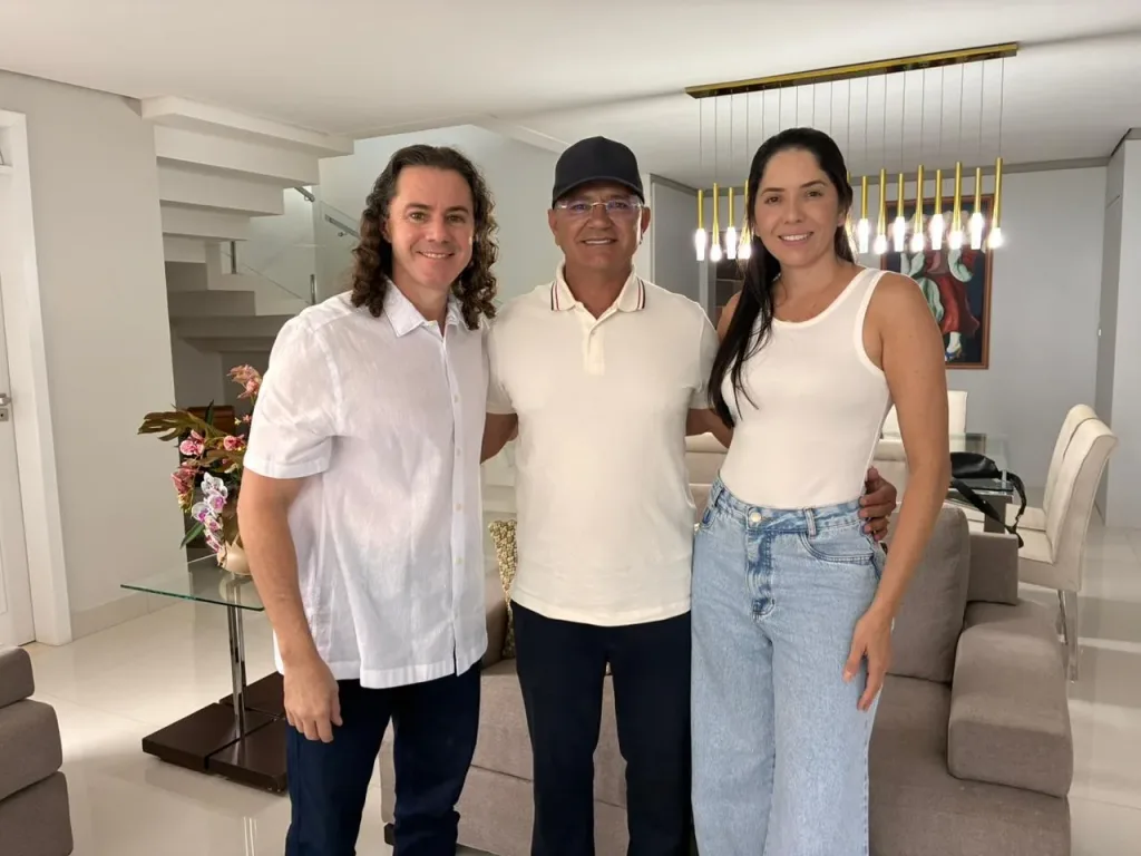 Maringá 98 FM — *Veneziano recebe apoio à sua reeleição ao Senado do prefeito de Catolé do Rocha, Laurinho Maia e da pré-candidata a deputada estadual Geska Maia* O Senador Veneziano Vital do Rêgo (MDB-PB) recebeu no início da manhã deste sábado (28) um importante apoio à sua reeleição ao Senado Federal. Trata-se do Prefeito de Catolé do Rocha, no sertão do estado, Laurinho Maia. O anúncio foi feito durante entrevista do Prefeito à Rádio Panorama FM, de Catolé do Rocha, na qual ele estava acompanhado da Primeira-Dama do Município, Geska Maia, pré-candidata a deputada estadual. “Ao lado da nossa pré-candidata a deputada estadual […]