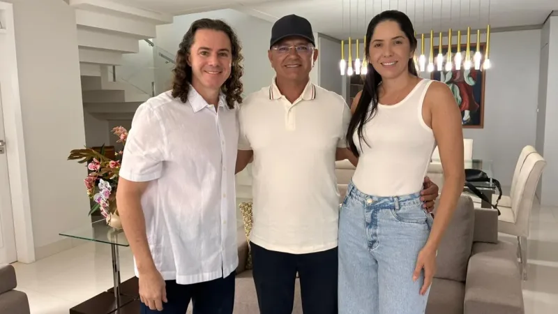 Maringá 98 FM — &nbsp; O Senador Veneziano Vital do Rêgo (MDB-PB) recebeu no início da manhã deste sábado (28) um importante apoio à sua reeleição ao Senado Federal. Trata-se do Prefeito de Catolé do Rocha, no sertão do estado, Laurinho Maia. O anúncio foi feito durante entrevista do Prefeito à Rádio Panorama FM, de Catolé do Rocha, na qual ele estava acompanhado da Primeira-Dama do Município, Geska Maia, pré-candidata a deputada estadual. “Ao lado da nossa pré-candidata a deputada estadual Geska, digo que nosso candidato a Senador é Veneziano, reafirmando e assumindo o compromisso de votar no Senador Veneziano, que já colocou recursos [&hellip;]