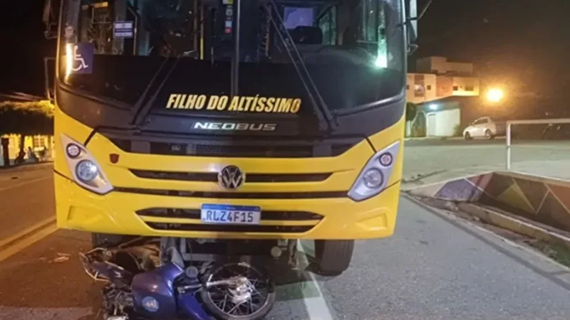 Maringá 98 FM — Um idoso de 74 anos ficou em estado grave após um acidente envolvendo uma moto e um ônibus escolar na BR-230, em Malta, no Sertão. Ele estava conduzindo a motocicleta quando foi atingido. De acordo com a Polícia Rodoviária Federal (PRF), ele teria tentado atravessar a rodovia quando foi atingido pelo ônibus, que seguia de Coremas para Patos. Com o impacto, a moto ficou presa debaixo do veículo. Ainda segundo a PRF, o idoso não tinha habilitação. Ele foi socorrido pelo SAMU e levado para o Hospital Regional de Patos. Nenhuma das pessoas que estavam no ônibus escolar ficou ferida. [&hellip;]