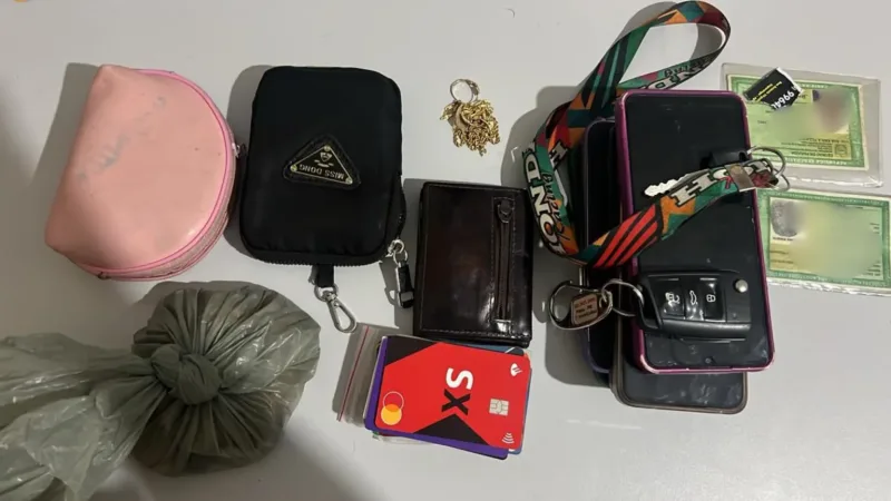 Maringá 98 FM — A Polícia Civil da Paraíba deflagrou, na manhã desta quinta-feira (19), a Operação Torniquete, com o objetivo de cumprir 11 mandados de prisão preventiva e medidas de busca e apreensão contra integrantes de uma organização criminosa. A ação ocorreu simultaneamente em Itaporanga, Piancó, na Paraíba e João Dourado, na Bahia, como resultado de investigações sobre tráfico de drogas e homicídios na região do Sertão. Ao todo, oito pessoas foram presas durante a operação. Além disso, outros três alvos já estavam custodiados em unidades prisionais, sendo um na Cadeia Pública de Itaporanga, um no presídio de Cajazeiras e uma mulher no presídio feminino de Patos. As ações foram coordenadas pela 17ª Delegacia Seccional [&hellip;]