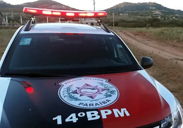 Maringá 98 FM — Uma ocorrência de perturbação do sossego evoluiu para ameaça na manhã desta segunda-feira (23), no bairro Pereiros, em Pombal, no Sertão da Paraíba. Segundo a Polícia Militar, a confusão começou ainda na noite anterior devido ao som alto em uma residência. A moradora Ana Lúcia Alves dos Santos, de 60 anos, reclamou do barulho, mas a situação escalou quando ela teria ameaçado a vizinha, Raquel de Sousa Oliveira, de 25 anos, utilizando uma faca peixeira. A PM foi acionada por volta das 8h30, confirmou o clima de tensão e apreendeu a arma branca para evitar uma possível agressão. As duas [&hellip;]