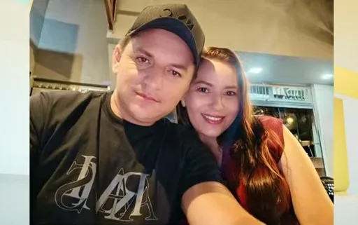 Maringá 98 FM — O namorado de Raíssa Bezerra, mulher que morreu após comer em uma pizzaria em Pombal, no Sertão da Paraíba, afirmou que os dois começaram a apresentar sintomas cerca de 40 minutos após deixarem o estabelecimento. Em entrevista à TV Correio, ele detalhou a sequência dos fatos após a saída do local. Após saírem da pizzaria, o homem teria deixado Raíssa em casa e ambos começaram a passar mal. Ele buscou a mulher e foram para o Hospital Regional de Pombal, onde receberam atendimento e foram liberados. No dia seguinte, como ela não apresentou melhora, o homem a levou novamente ao [&hellip;]