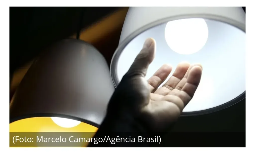 Maringá 98 FM — A bandeira tarifária para os consumidores de energia elétrica no Brasil será verde em abril, informou nessa sexta-feira (27) a Aneel (Agência Nacional de Energia Elétrica), o que mantém as contas de luz sem cobrança adicional no próximo mês. Segundo a Aneel, o volume de chuvas observado em março garantiu níveis satisfatórios dos reservatórios das usinas hidrelétricas, refletindo condições favoráveis de geração de energia. A bandeira verde está em vigor desde janeiro, com o regime de chuvas em patamar considerado favorável no primeiro trimestre, o que reduz a necessidade de acionamento mais intenso de termelétricas, que têm custo mais elevado, […]