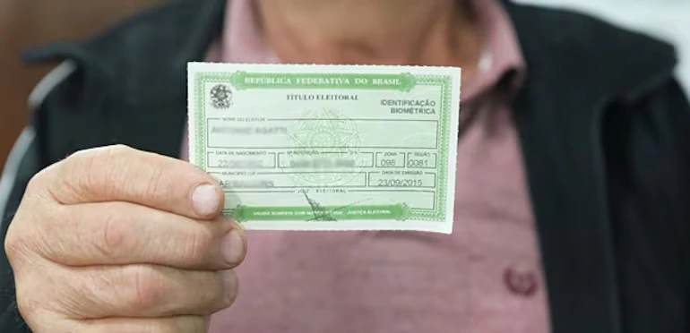 Maringá 98 FM — A Justiça Eleitoral da Paraíba inicia, na próxima segunda-feira (16), a Semana de Regularização da Situação Eleitoral para pessoas que estão com o título de eleitor cancelado. A ação segue até o dia 20 de março e tem como objetivo incentivar os eleitores a resolverem suas pendências com antecedência, evitando filas e sobrecarga nos cartórios eleitorais perto do fim do prazo para regularização, que termina em 6 de maio. Quem precisa regularizar A campanha é para eleitores que: deixaram de votar em três eleições seguidas tiveram o título cancelado por revisão do eleitorado ainda não fizeram a biometria possuem multas [&hellip;]