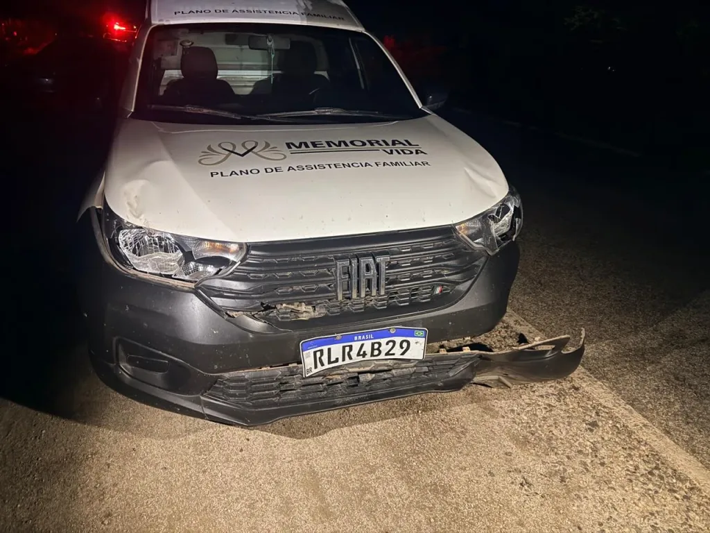 Maringá 98 FM — Um motociclista morreu, nessa sexta-feira (27), após ter sido atropelado por um carro de uma funerária, na PB-306, em Princesa Isabel, no Sertão paraibano. O homem voltava do trabalho no momento do acidente. A vítima, Genivaldo Leite dos Santos, tinha 49 anos e estava voltando para casa por volta das 17h30, quando foi surpreendido por dois carros que bateram na sua motocicleta. O veículo da funerária passou por cima do corpo do trabalhador. Com o impacto da batida, a motocicleta praticamente rompeu-se ao meio. Os motoristas dos veículos permaneceram no local do acidente até a chegada da polícia e foram […]