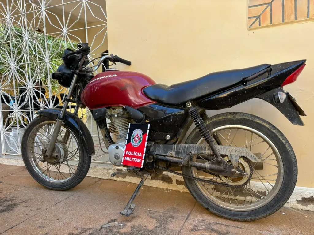 Maringá 98 FM — A Polícia Militar, através das guarnições de Força Tática do 12º Batalhão, recuperou uma motocicleta, na manhã deste domingo (28) com restrição de roubo/furto, na zona rural entre os municípios de Bom Sucesso e Jericó. A ação teve início após informações repassadas indicando que o veículo estaria circulando na região. Após intensificação do patrulhamento, a motocicleta foi localizada nas proximidades do Sítio Carneiro. Durante a averiguação, foi constatado que o veículo possuía registro de roubo ocorrido no ano de 2010, permanecendo com essa restrição ao longo de todos esses anos, sendo o condutor e o veículo conduzidos à delegacia de […]