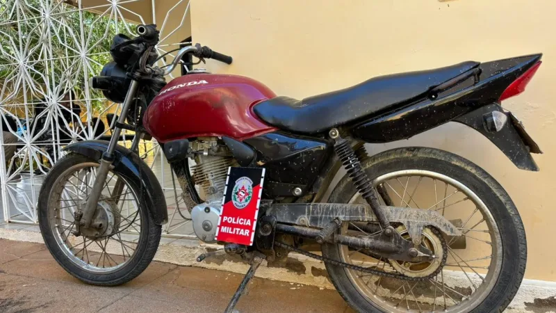 Maringá 98 FM — A Polícia Militar, através das guarnições de Força Tática do 12º Batalhão, recuperou uma motocicleta, na manhã deste domingo (28) com restrição de roubo/furto, na zona rural entre os municípios de Bom Sucesso e Jericó. A ação teve início após informações repassadas indicando que o veículo estaria circulando na região. Após intensificação do patrulhamento, a motocicleta foi localizada nas proximidades do Sítio Carneiro. Durante a averiguação, foi constatado que o veículo possuía registro de roubo ocorrido no ano de 2010, permanecendo com essa restrição ao longo de todos esses anos, sendo o condutor e o veículo conduzidos à delegacia de [&hellip;]