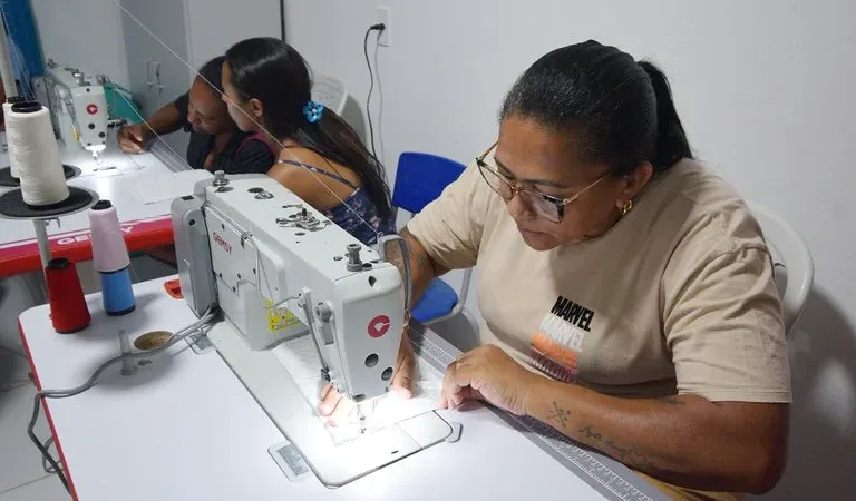 Maringá 98 FM — Mais 11 comunidades quilombolas de seis municípios paraibanos estão sendo beneficiadas essa semana com a chegada do Projeto +Proteção Quilombola. São comunidades das cidades de Areia, Coremas, Livramento, Riachão do Bacamarte, Triunfo e São Bento. O Projeto é realizado pelo Governo da Paraíba, sob a gerência da Secretaria de Estado do Desenvolvimento Humano (Sedh).  As comunidades quilombolas beneficiadas essa semana estão recebendo cursos básicos de: Consultoria de Empreendedorismo Cultural, Corte e Costura, Inteligência Artificial, Arte Visual e Artesanato. O projeto já realizou cursos contemplando comunidades quilombolas de João Pessoa, Conde, Pombal, Alagoa Grande, Serra Branca e Catolé do Rocha.  O [&hellip;]