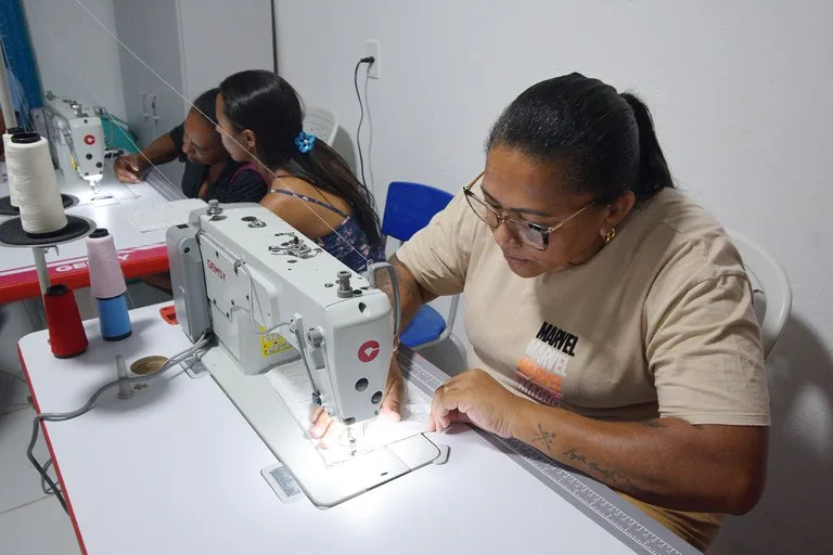 Maringá 98 FM — Mais 11 comunidades quilombolas de seis municípios paraibanos estão sendo beneficiadas essa semana com a chegada do Projeto +Proteção Quilombola. São comunidades das cidades de Areia, Coremas, Livramento, Riachão do Bacamarte, Triunfo e São Bento. O Projeto é realizado pelo Governo da Paraíba, sob a gerência da Secretaria de Estado do Desenvolvimento Humano (Sedh).  As comunidades quilombolas beneficiadas essa semana estão recebendo cursos básicos de: Consultoria de Empreendedorismo Cultural, Corte e Costura, Inteligência Artificial, Arte Visual e Artesanato. O projeto já realizou cursos contemplando comunidades quilombolas de João Pessoa, Conde, Pombal, Alagoa Grande, Serra Branca e Catolé do Rocha.  O […]