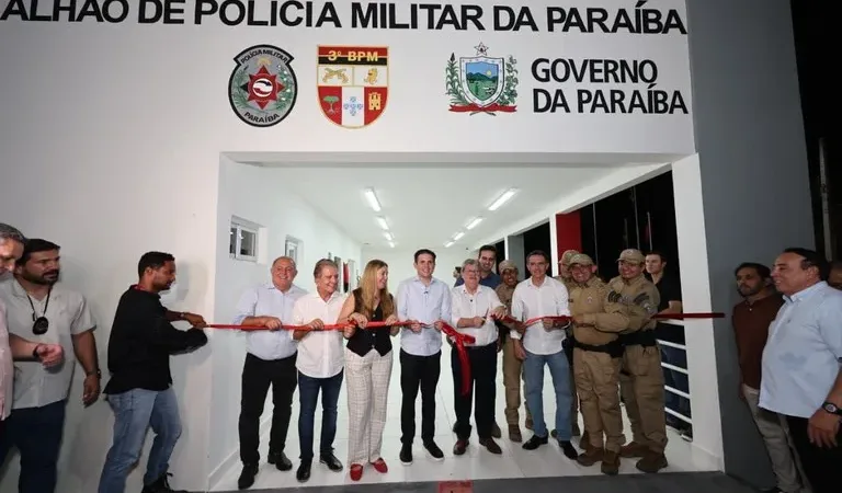 Maringá 98 FM — Anova sede do 3º Batalhão de Polícia Militar (3º BPM) foi inaugurada nesta quinta-feira (26) no bairro Jardim Lacerda, em Patos, no Sertão da Paraíba. A unidade, entregue pelo governador João Azevêdo no início da noite, passa a atender 30 municípios da região, ampliando a estrutura de segurança pública e oferecendo melhores condições de trabalho para os policiais militares. O novo prédio recebeu investimentos de R$ 3,4 milhões, realizados pelo Governo da Paraíba por meio da Superintendência de Obras do Plano de Desenvolvimento do Estado (Suplan). A obra integra o conjunto de ações do governo estadual voltadas para o fortalecimento [&hellip;]