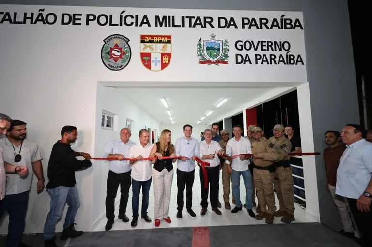 Maringá 98 FM — Anova sede do 3º Batalhão de Polícia Militar (3º BPM) foi inaugurada nesta quinta-feira (26) no bairro Jardim Lacerda, em Patos, no Sertão da Paraíba. A unidade, entregue pelo governador João Azevêdo no início da noite, passa a atender 30 municípios da região, ampliando a estrutura de segurança pública e oferecendo melhores condições de trabalho para os policiais militares. O novo prédio recebeu investimentos de R$ 3,4 milhões, realizados pelo Governo da Paraíba por meio da Superintendência de Obras do Plano de Desenvolvimento do Estado (Suplan). A obra integra o conjunto de ações do governo estadual voltadas para o fortalecimento […]