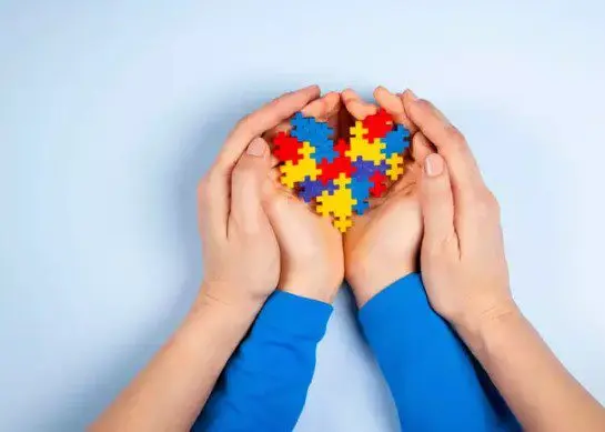 Maringá 98 FM — A lei que garante acompanhante terapêutico para autistas na Paraíba já está em vigor e assegura um importante avanço na inclusão escolar. A nova legislação permite que estudantes com Transtorno do Espectro Autista (TEA) tenham direito ao acompanhamento individualizado dentro de instituições públicas e privadas de ensino em todo o estado. A medida foi sancionada pelo Governo da Paraíba e estabelece que alunos com TEA podem ingressar e permanecer nas escolas acompanhados por um acompanhante terapêutico (AT) e/ou atendente pessoal (AP), conforme a necessidade comprovada. O que diz a lei sobre acompanhante terapêutico para autistas na Paraíba De acordo com [&hellip;]