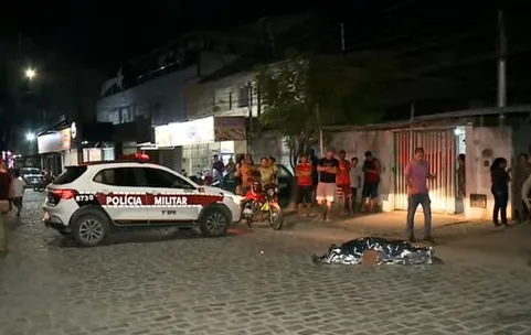 Maringá 98 FM — Um homem de 66 anos morreu após ser esmagado por um caminhão, na tarde dessa quarta-feira (18), enquanto voltava para casa, no Bairro das Indústrias, em João Pessoa. A vítima estava em sua motocicleta, a caminho de casa, quando um caminhão colidiu com o véiculo, derrubando-a no chão. Após a queda, o veículo de carga atropelou o idoso, que não resistiu aos ferimentos e morreu no local. O motorista do caminhão não prestou socorro ao homem após o acidente. &nbsp; &nbsp; Fonte: Portal Correio